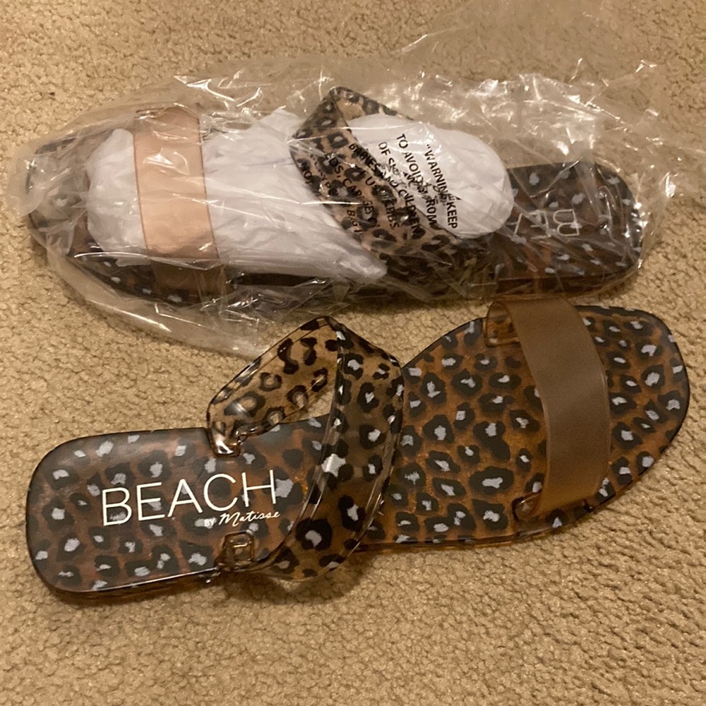 NWT Tan Leopard Print Flat Sandals